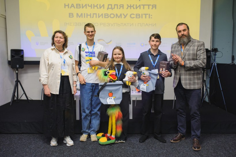 Учителі й учительки більше «інвестують» у розвиток соціально-емоційних навичок у 10-річних, ніж у 15-річних учнів і учениць