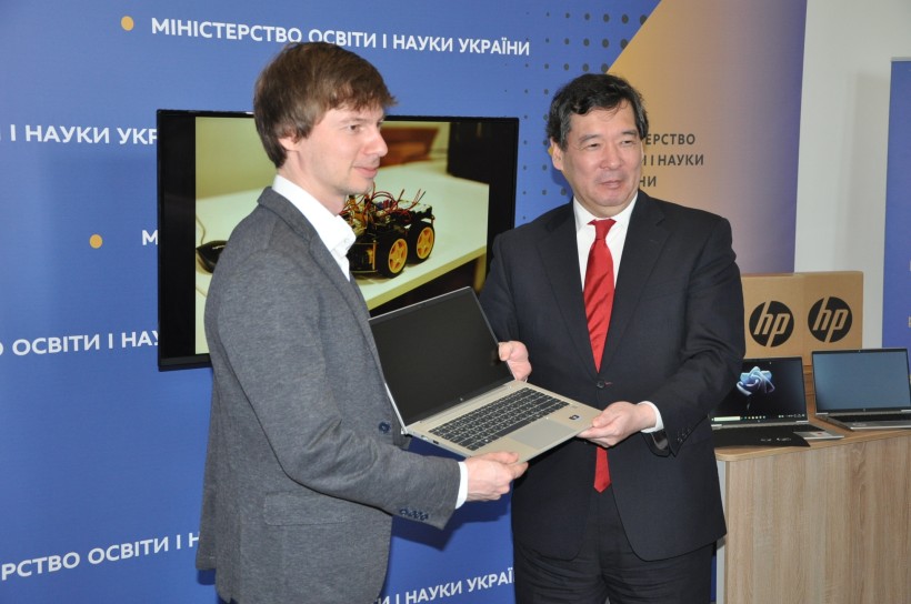 JICA передає ноутбуки цифровим освітнім центрам в Україні