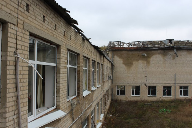 На своєму місці: жителі деокупованого села Циркуни, що під Харковом, прибирають ліцей, в якому жили російські військові