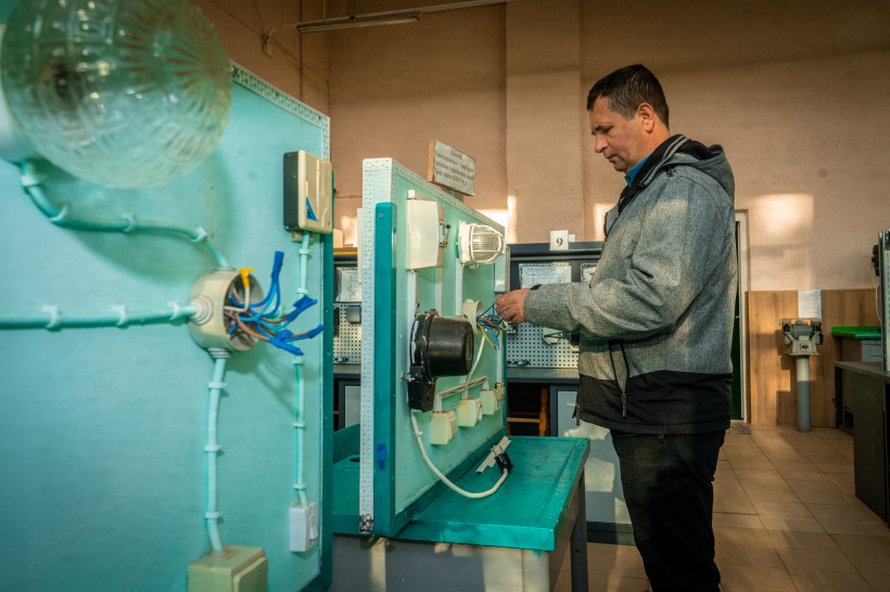 Після втрати руки ветеран здобув професійну освіту та вже працює електромонтером