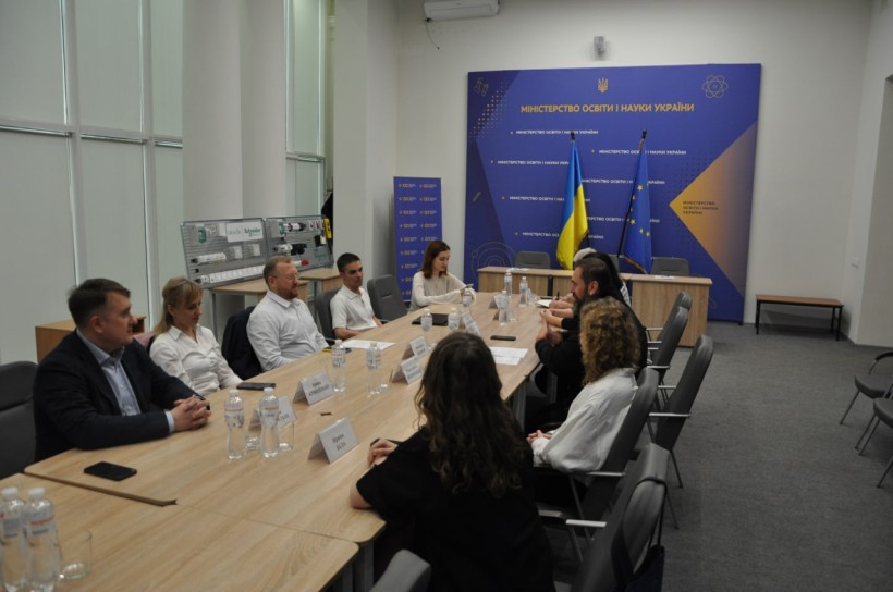 Електростенди для профтехів і нові навчальні курси з їхнього використання — МОН та Schneider Electric підписали меморандум про співпрацю