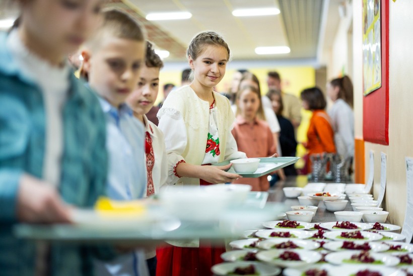 Понад 600 страв: команда шеф-кухаря Євгена Клопотенка презентувала кулінарний збірник для шкільних їдалень