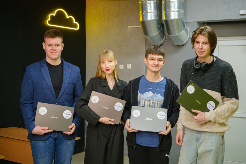 500 laptops delivered to Ukrainian schools through the Device Coalition