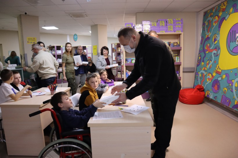 Цифрові пристрої для здобувачів освіти: майже 300 Apple IPad отримали учні Школи супергероїв