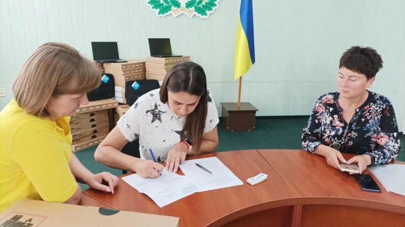 Педагоги з деокупованих територій Київщини отримали майже 600 ноутбуків від ЮНІСЕФ