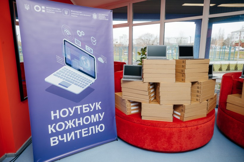 Закладам освіти Житомирщини передали майже 3 тис. ноутбуків