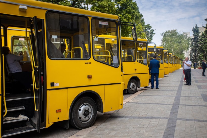 Цьогоріч школам Дніпропетровської області передали 26 нових автобусів