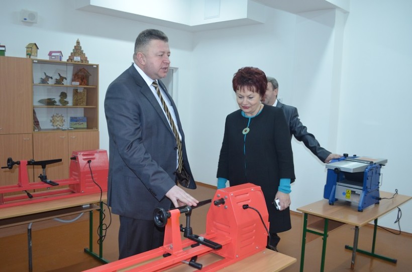 Школярі Рівненщини почали навчання у новозбудованій школі