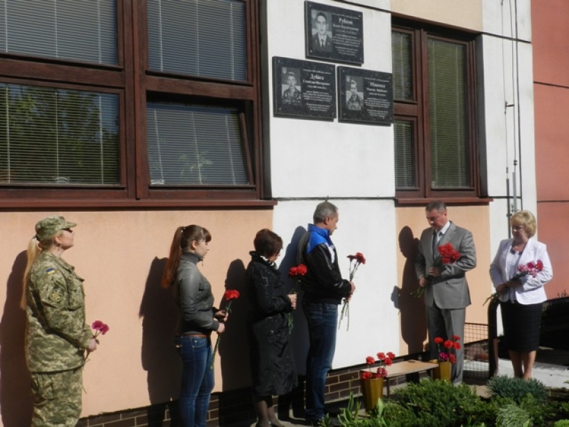 На Криворіжжі відкрили меморіальну дошку на честь військовослужбовця, який загинув в зоні АТО