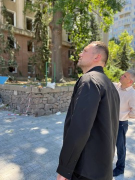 Сергій Шкарлет відвідав пошкоджені і зруйновані заклади освіти у Миколаєві
