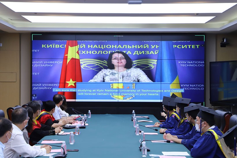 Перші китайські випускники-магістри Київського інституту Технологічного університету отримали дипломи