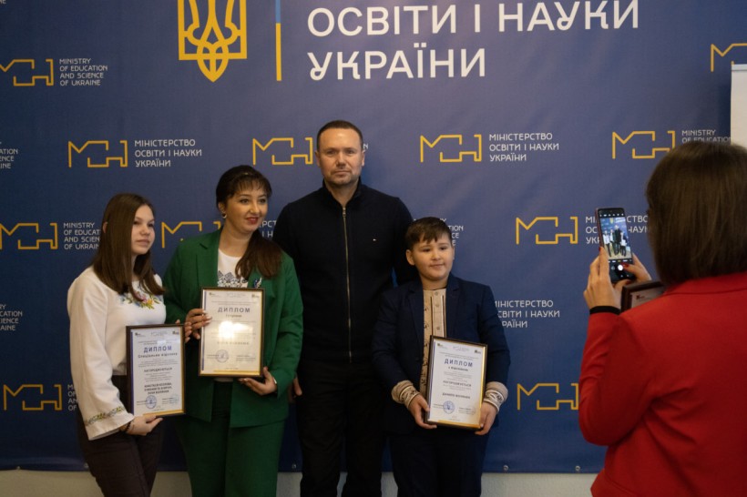 У МОН нагородили переможців VII Міжнародного конкурсу наукових і мистецьких робіт імені Володимира Маняка та Лідії Коваленко