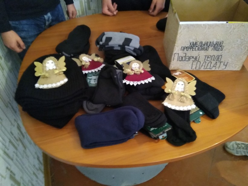 Учні та педагоги закладів профосвіти Хмельниччини провели благодійну акцію “Подаруй тепло солдату”