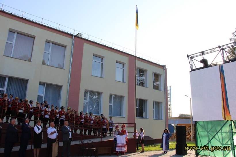 Інтерактивне обладнання, просторі класи та дослідницькі осередки: на Вінниччині відкрили школу для більш як 150 учнів