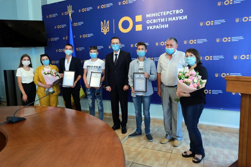 Трьом юнакам, які врятували жінку в Станіславчику, вручили Подяки МОН