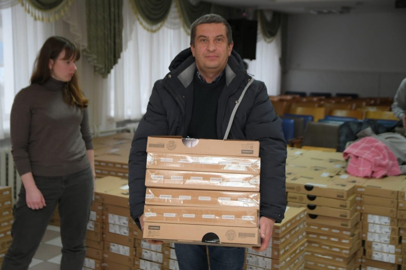 Digital devices for teachers: 50 thousand ukrainian educators received chromebooks
