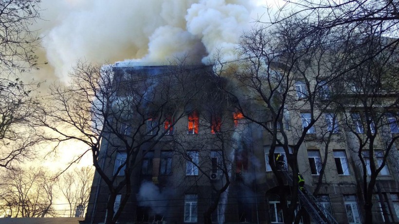 Вогнеборці ліквідовують пожежу в Одеському коледжі економіки, права та готельно-ресторанного бізнесу – представник МОН виїхав на місце події