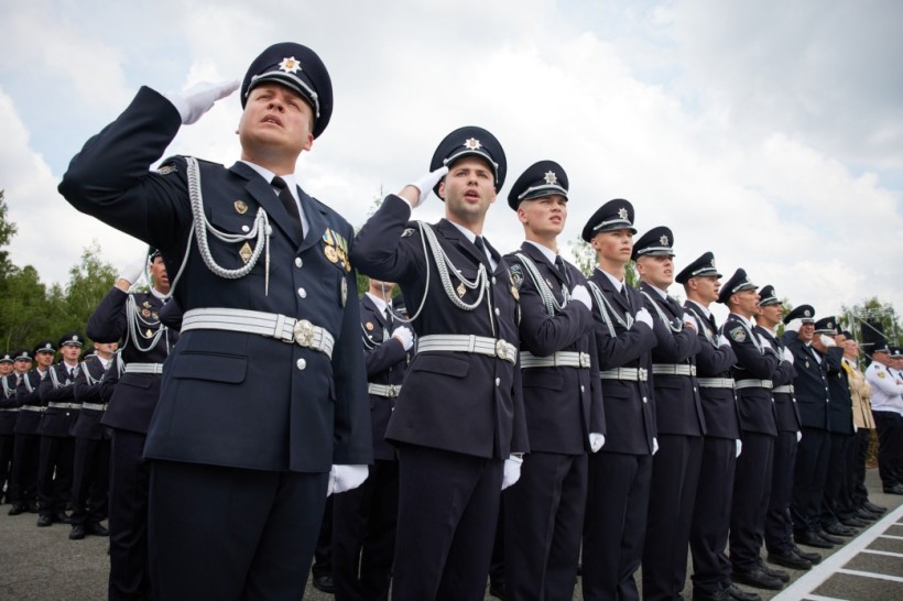 Володимир Зеленський привітав колектив Національної академії внутрішніх справ зі 100-річчям заснування закладу та вручив випускникам дипломи з відзнакою