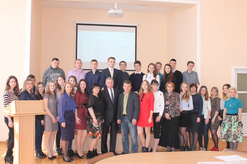 У ЗНУ на конкурсі молодіжних проектів представили штучне дерево-генератор та дизайнерські лавки для міста