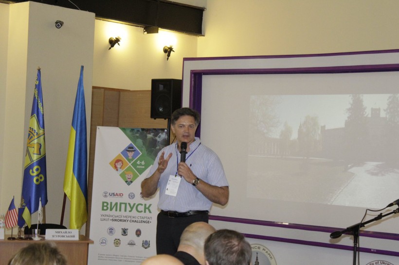 Інтернет для домашніх тварин, мобільний додаток зі збору відходів та пристрій контролю клімату: випускники стартап-шкіл презентували 25 інноваційних проектів