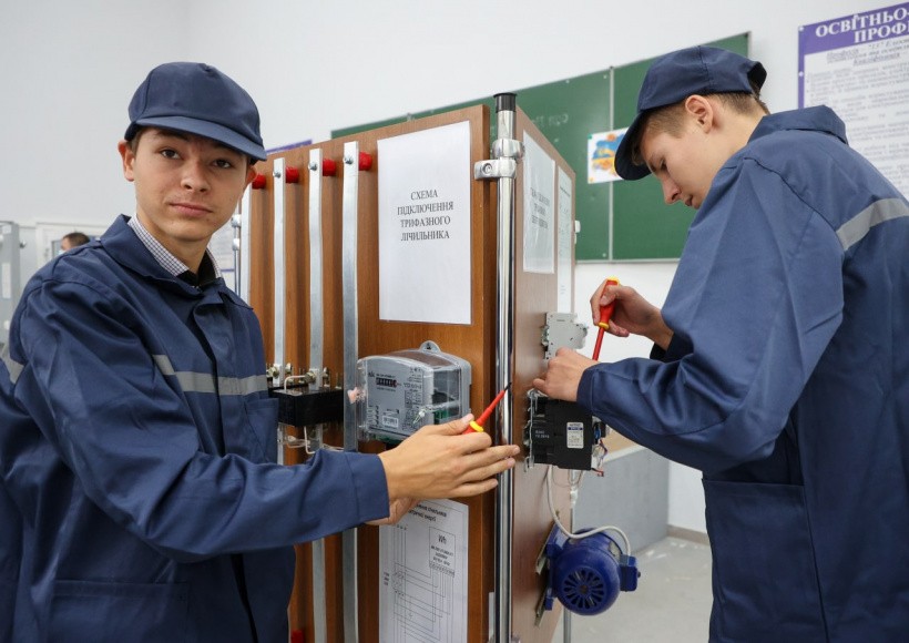 Завдяки розвитку дуальної освіти все більше учнів отримують практичний досвід роботи на підприємствах – Прем'єр-міністр України Денис Шмигаль привітав учнів Київського професійного училища з початком навчального року