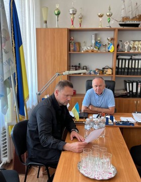 Сергій Шкарлет відвідав пошкоджені і зруйновані заклади освіти у Миколаєві