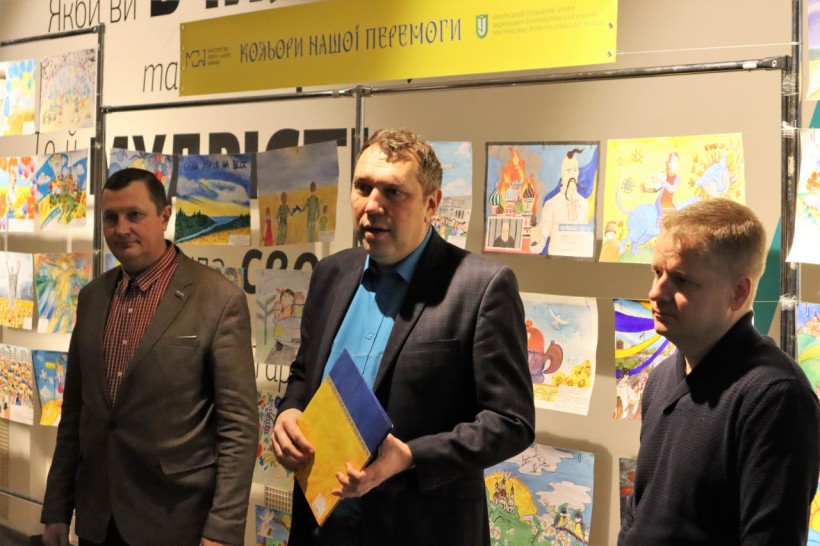 У приміщенні Міністерства освіти і науки відкрили виставку «Кольори нашої Перемоги»
