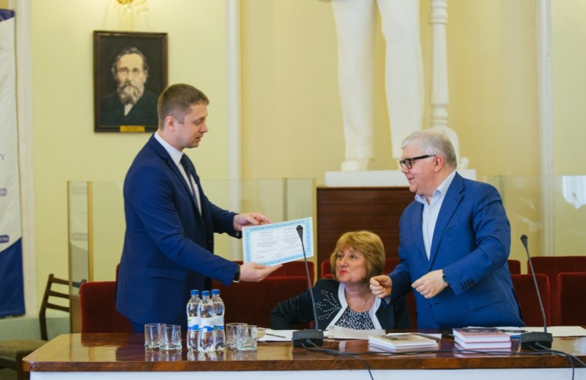 МОН придбало сканер, який зробить доступнішою кількамільйонну бібліотеку унікальних книг