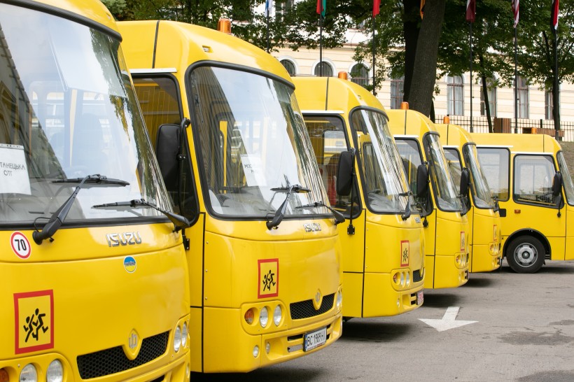 11  областей  повністю використали держсубвенцію на автобуси, закупивши їх для довезення дітей до опорних шкіл