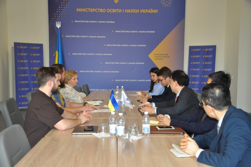 Зустріч міністра Оксена Лісового з Надзвичайним і Повноважним Послом Республіки Корея в Україні Кім Хьонг Те