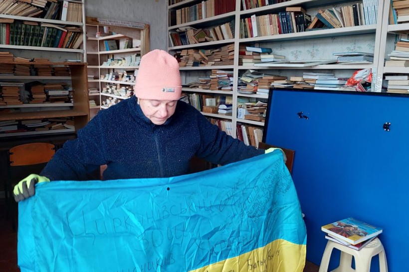 На своєму місці: жителі деокупованого села Циркуни, що під Харковом, прибирають ліцей, в якому жили російські військові