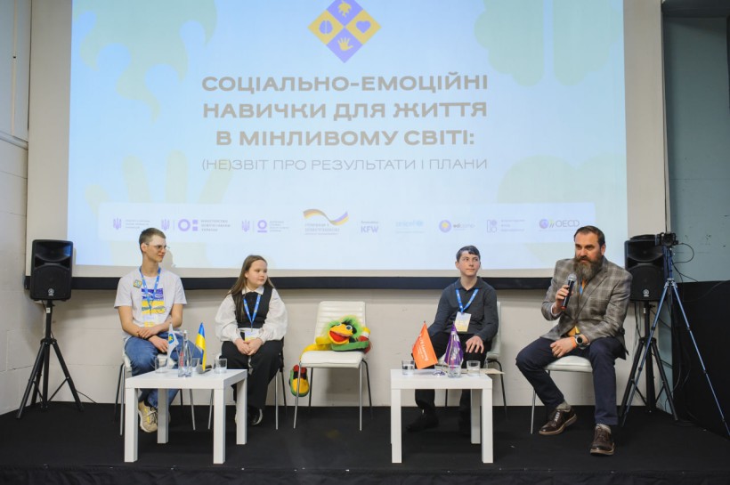 Учителі й учительки більше «інвестують» у розвиток соціально-емоційних навичок у 10-річних, ніж у 15-річних учнів і учениць
