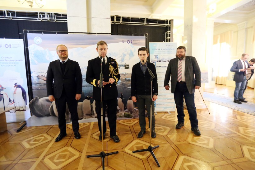 Перша антарктична виставка «переїхала» у Верховну Раду — її відкрили в 24-ту річницю передачі Україні станції «Академік Вернадський»