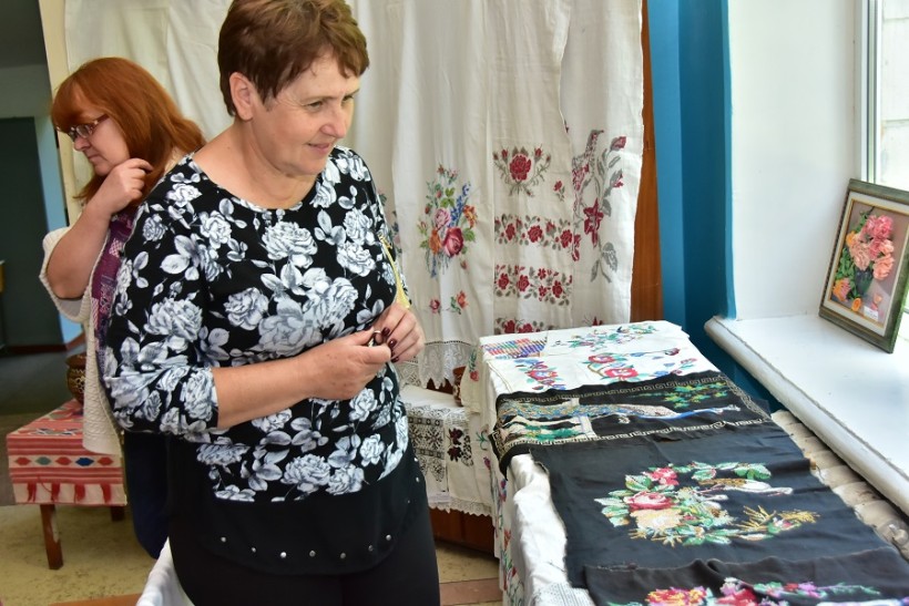У ЧДТУ презентували виставку робіт до Дня вишиванки