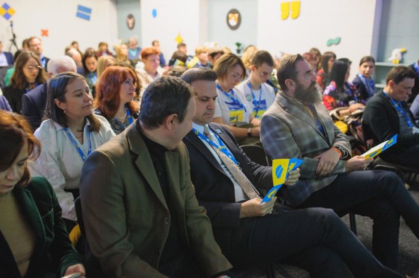 Учителі й учительки більше «інвестують» у розвиток соціально-емоційних навичок у 10-річних, ніж у 15-річних учнів і учениць