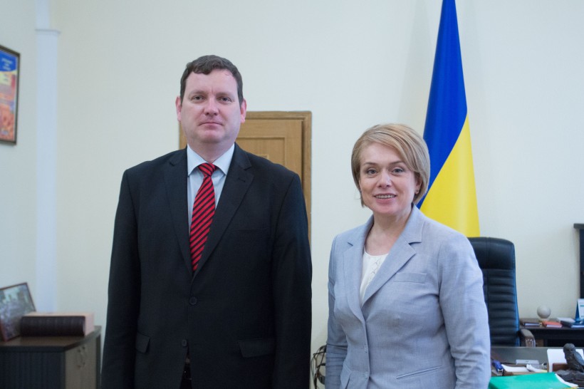 Україна допоможе знайти вчителів для української школи в Ризі
