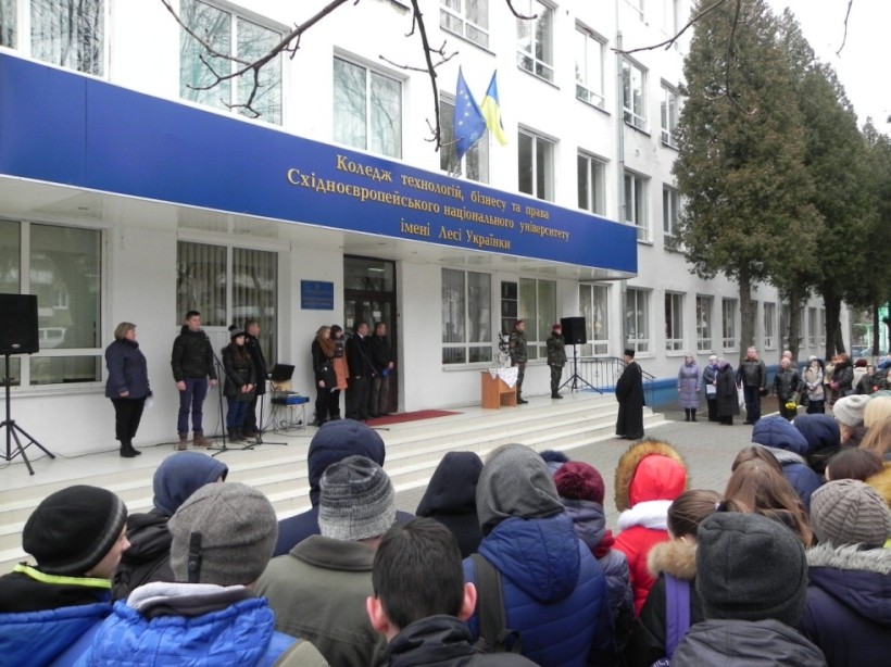 У Коледжі технологій, бізнесу та права СНУ імені Лесі Українки відкрито пам’ятний знак студентам-героям