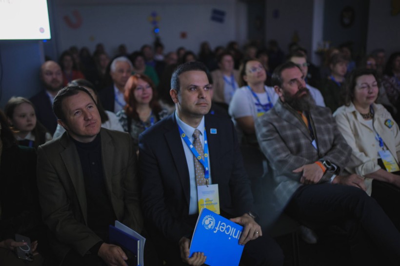 Учителі й учительки більше «інвестують» у розвиток соціально-емоційних навичок у 10-річних, ніж у 15-річних учнів і учениць
