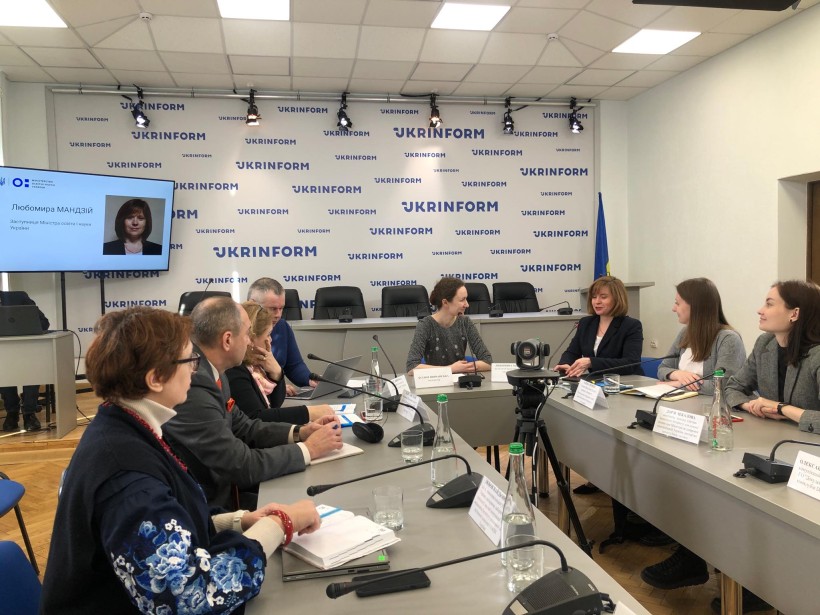 Кожен шостий підліток в Україні стикався з цькуванням, погрозами або кібершахрайством в Інтернеті
