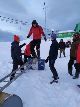 "Хрещення" новачків у крижаній воді, спортивні змагання та взаємні вітання з усього світу – дослідники Антарктиди відсвяткували “Середину зими”