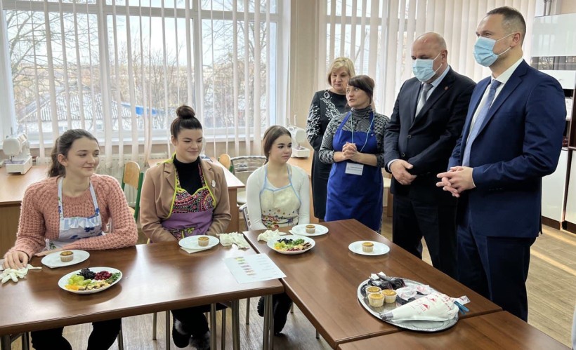 Під час робочого візиту в заклади освіти Київської області Сергій Шкарлет відвідав Шкарівський опорний ліцей-гімназію