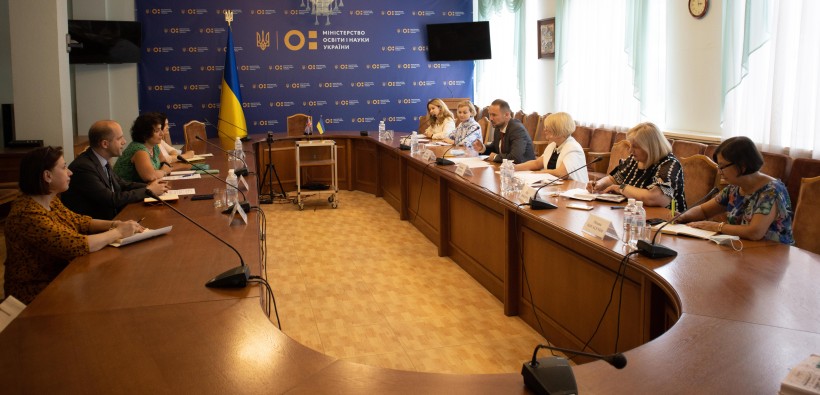 Міністр Сергій Шкарлет і Посол Великої Британії в Україні Мелінда Сіммонс обговорили напрями співпраці в освіті