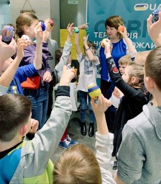 В українському освітньому хабі у Варшаві відбувся майстер-клас із традиційного писанкарства