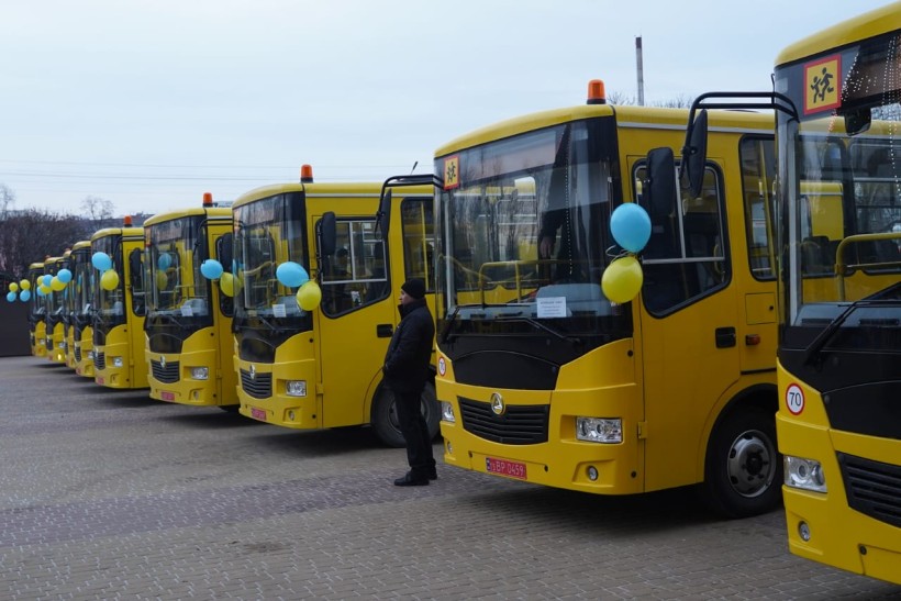 На Київщині презентовано 26 шкільних автобусів