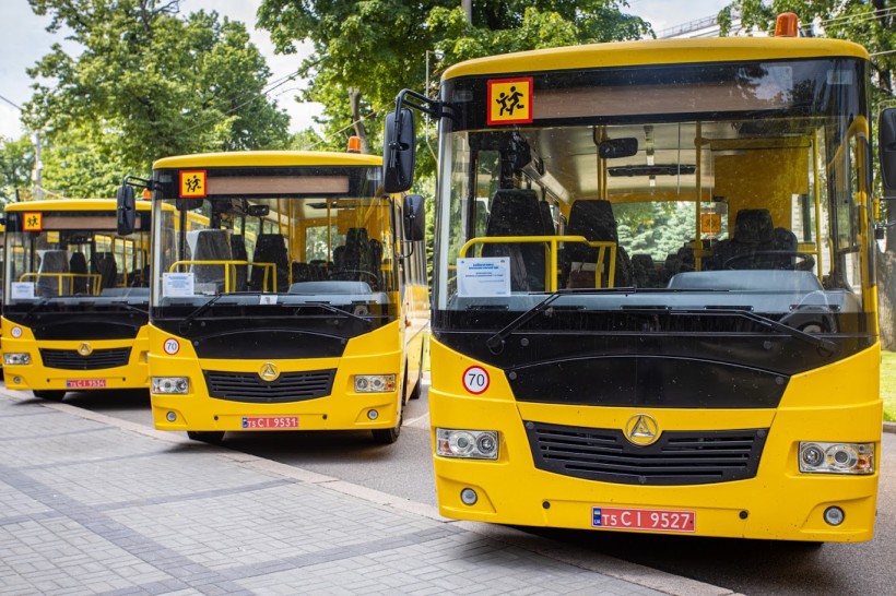 Цьогоріч школам Дніпропетровської області передали 26 нових автобусів