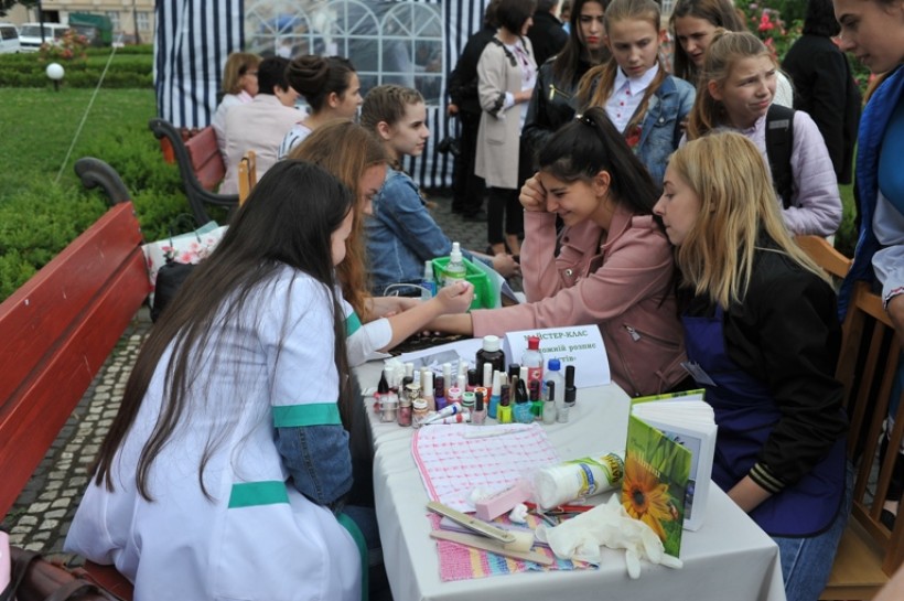 Понад 15 ПТНЗ Закарпаття презентували вироби та провели майстер-класи на вернісажі робітничих професій