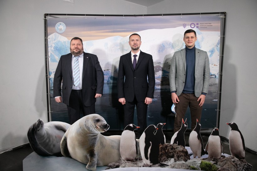 Фотовиставка про Антарктиду та українських полярників тепер працює в Музеї науки – сьогодні її відкрив Міністр Сергій Шкарлет
