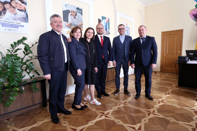 Основні досягнення та подальші пріоритети для МОН: команда Анни Новосад, 11-го Міністра освіти і науки України, підготувала Перехідну книгу для нових очільників