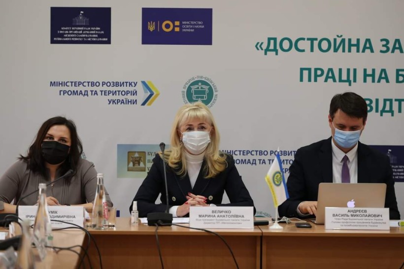 Популярність будівельних професій залежить від умов навчання в закладах профосвіти, але втримати вже досвідчених робітників можна тільки конкурентною зарплатою, – очільниця директорату профосвіти Ірина Шумік