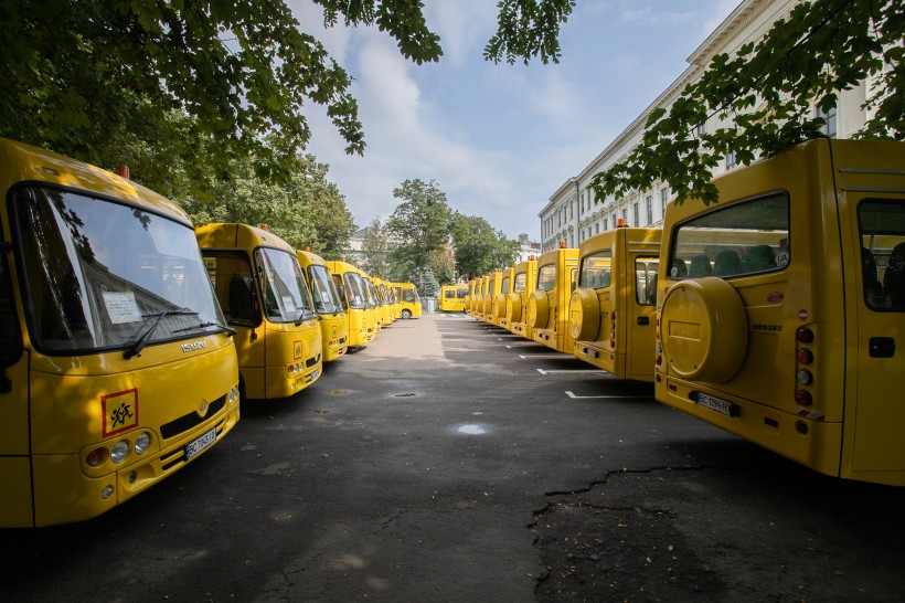 11  областей  повністю використали держсубвенцію на автобуси, закупивши їх для довезення дітей до опорних шкіл